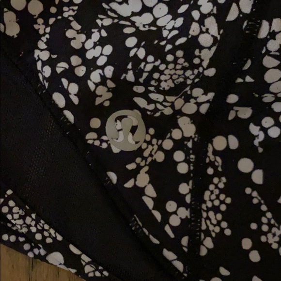 Black & white Lululemon Hotty Hot Shorts II *2.5” - Picture 3 of 4